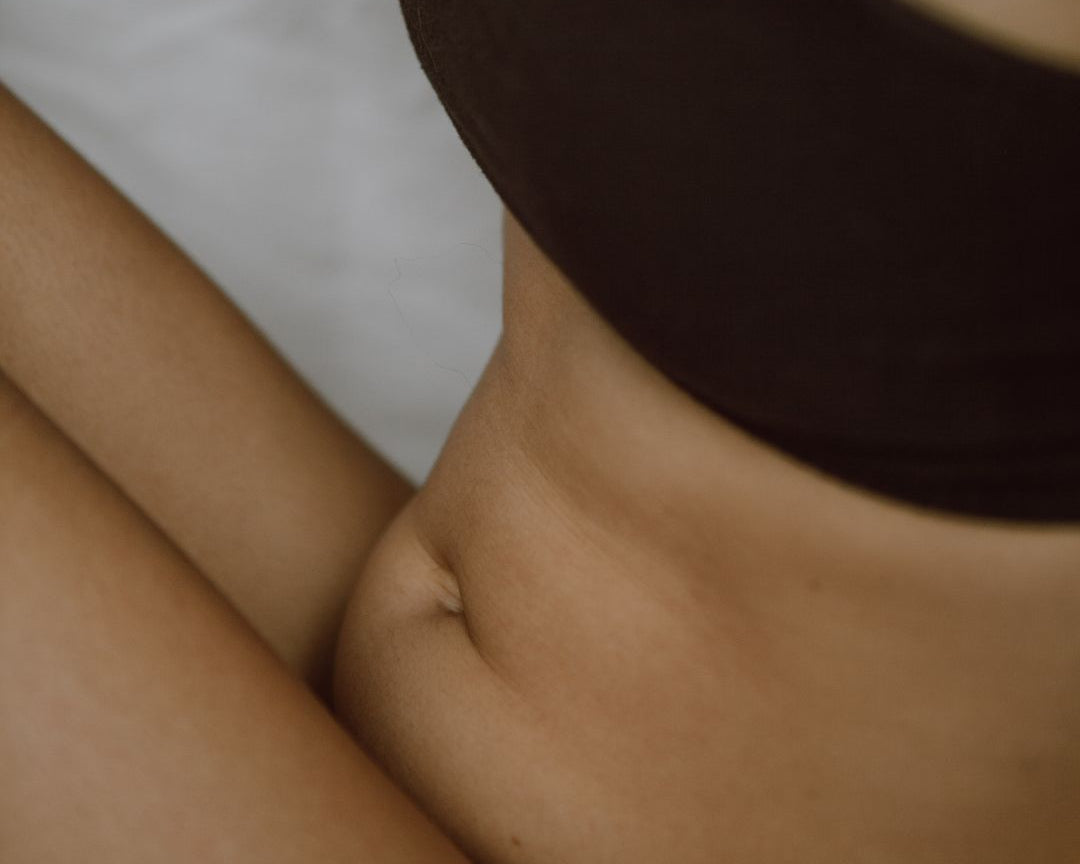 femme assise avec ventre relaché