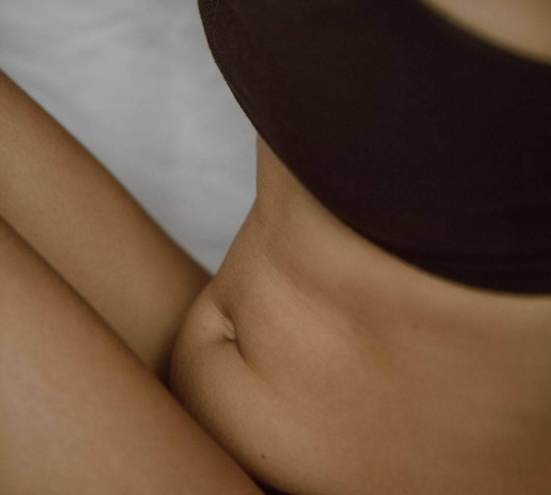 femme assise avec ventre relaché