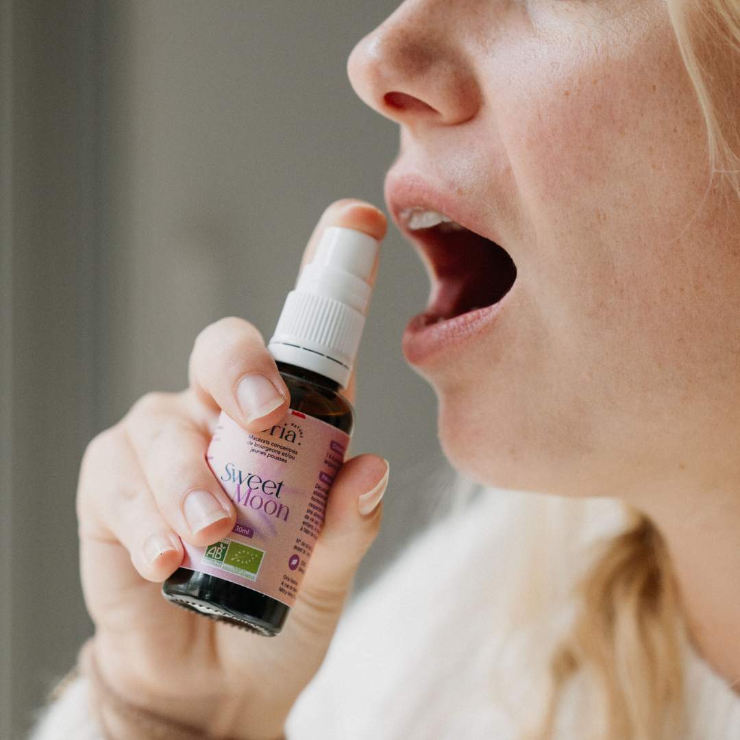 femme qui vaporise un spray contre les regles douloureuses sweet moon