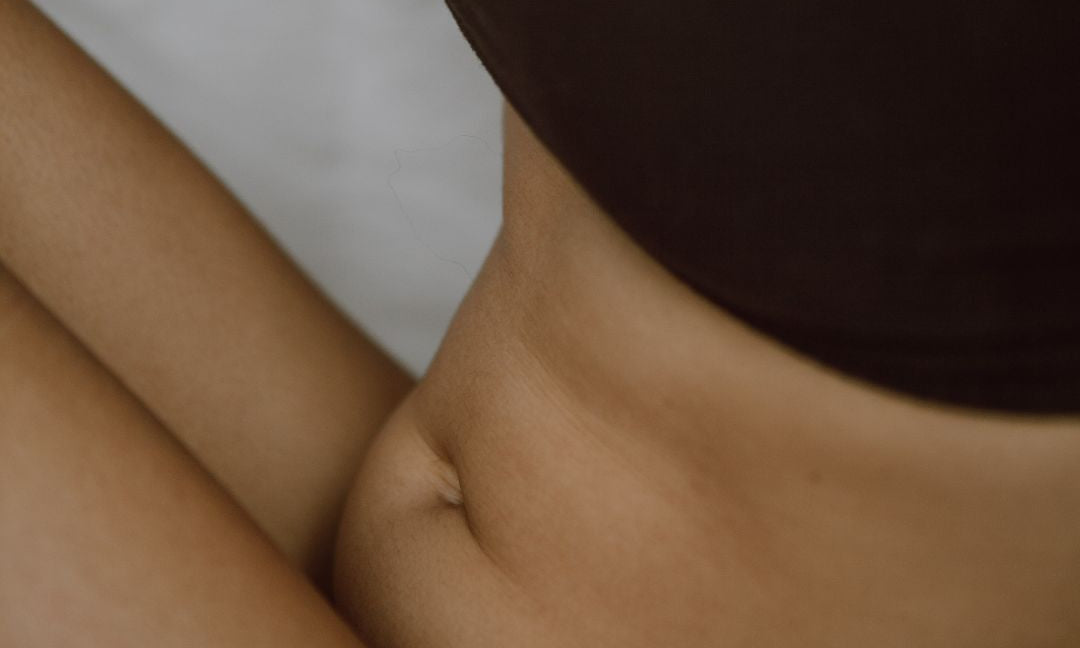 femme assise avec ventre relaché