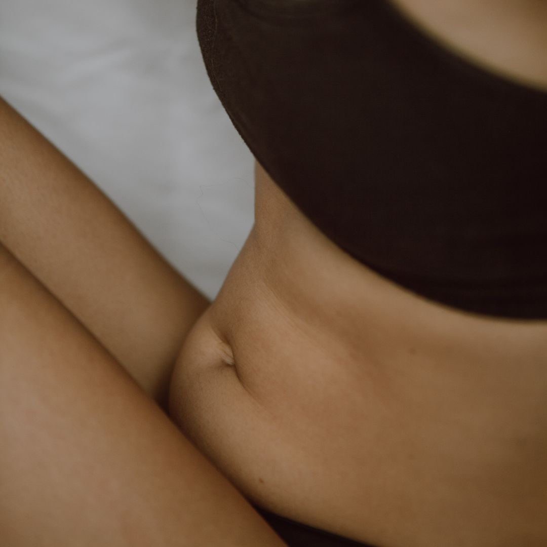 femme assise avec ventre relaché