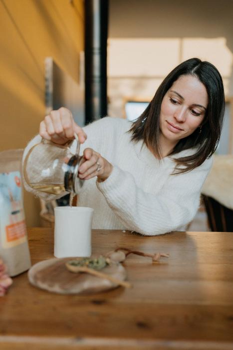femme qui sert une infusion pour la beauté de la peau