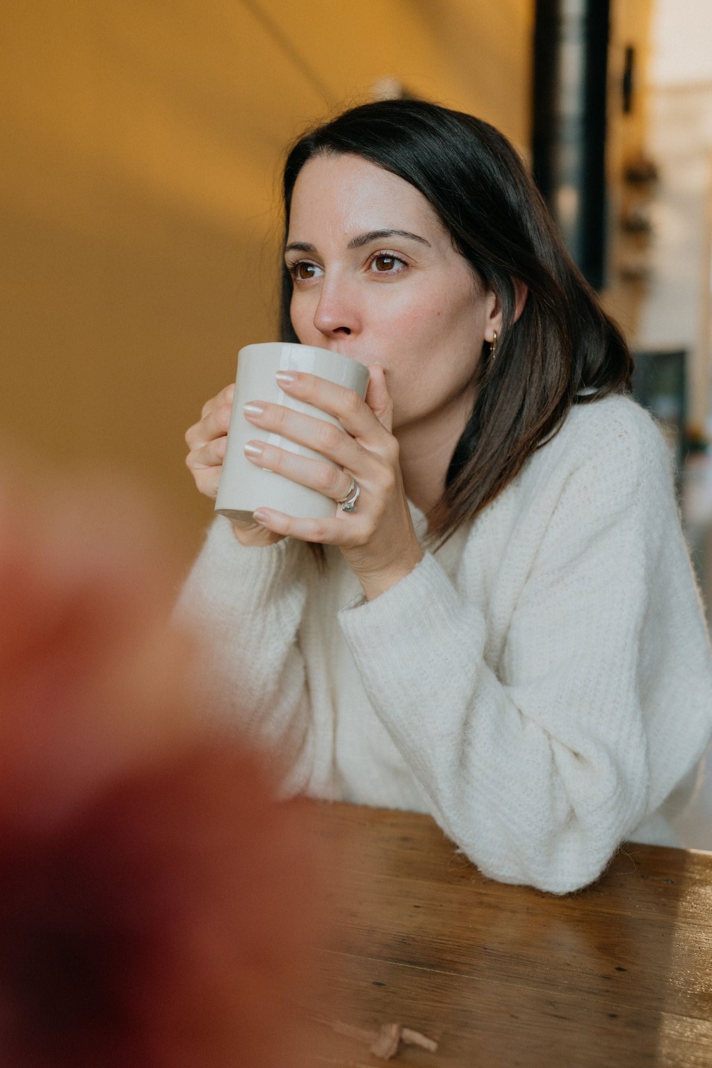 femme qui boit une infusion pour l'acné hormanole